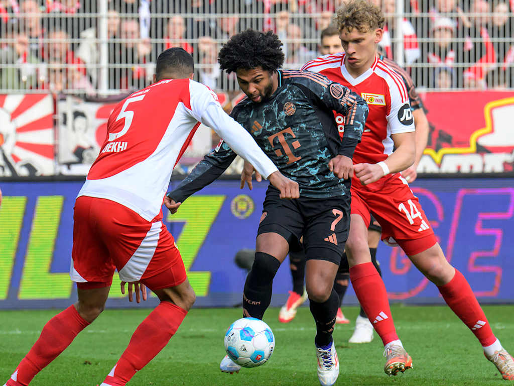 Serge Gnabry umringt von Gegenspielern im Bundesliga-Spiel Union Berlin vs. FC Bayern