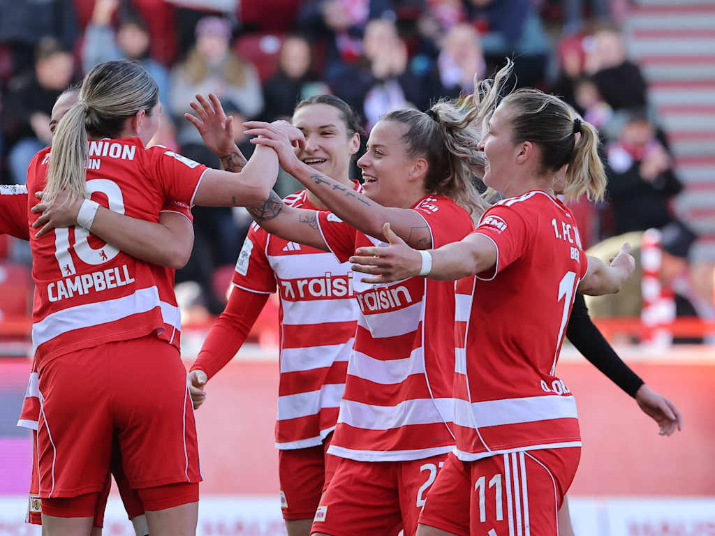 Mehrere Spielerinnen von Union Berlin jubeln gemeinsam.