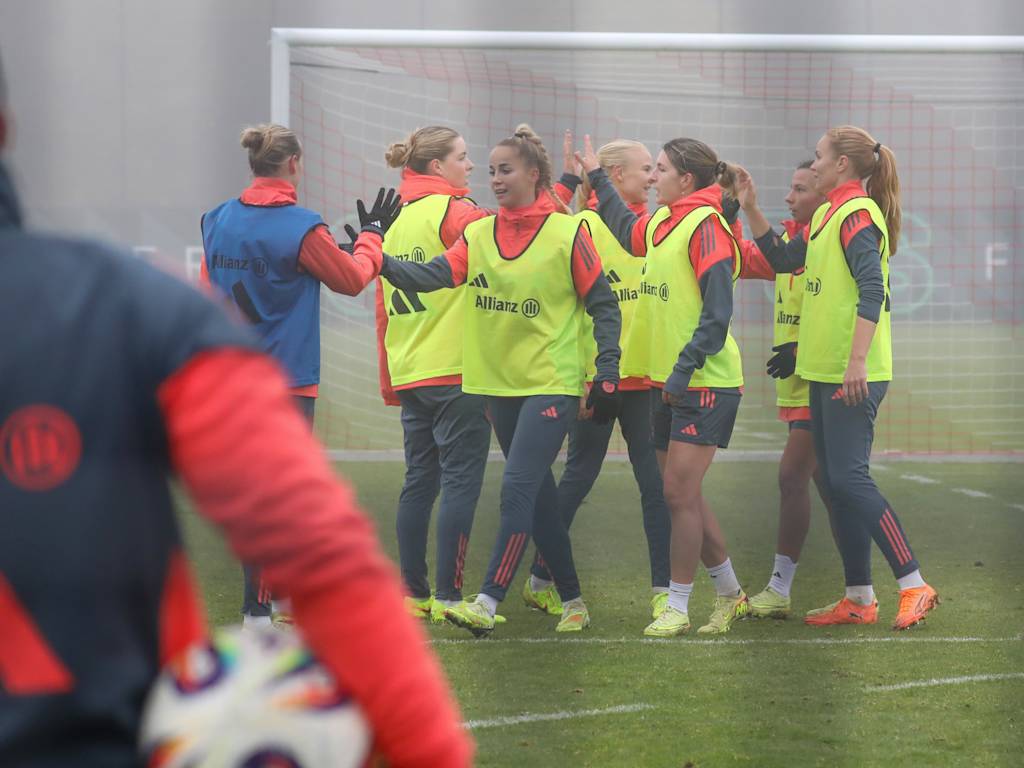 Die FC Bayern Frauen klatschen nach der Trainingseinheit untereinander ab.