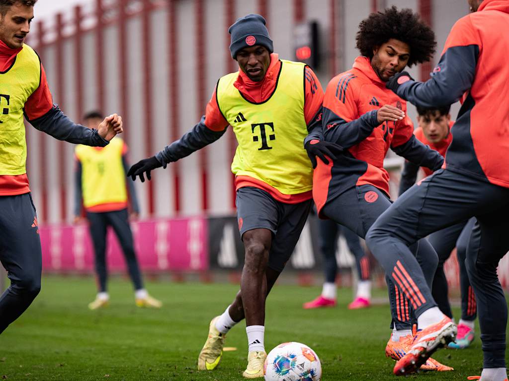 Nicolas Jackson und Serge Gnabry im Zweikampf im Training des FC Bayern