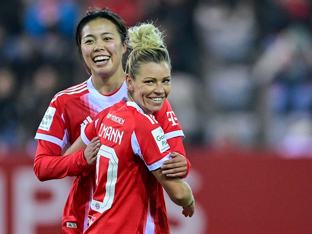 Linda Dallmann und Momoko Tanikawa bejubeln ein Tor gegen Union Berlin.