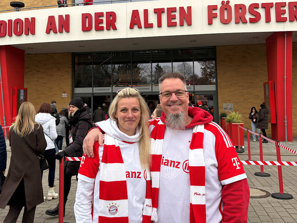 Bayern fans Stephie and Frank in front of the stadium at the Alte Försterei