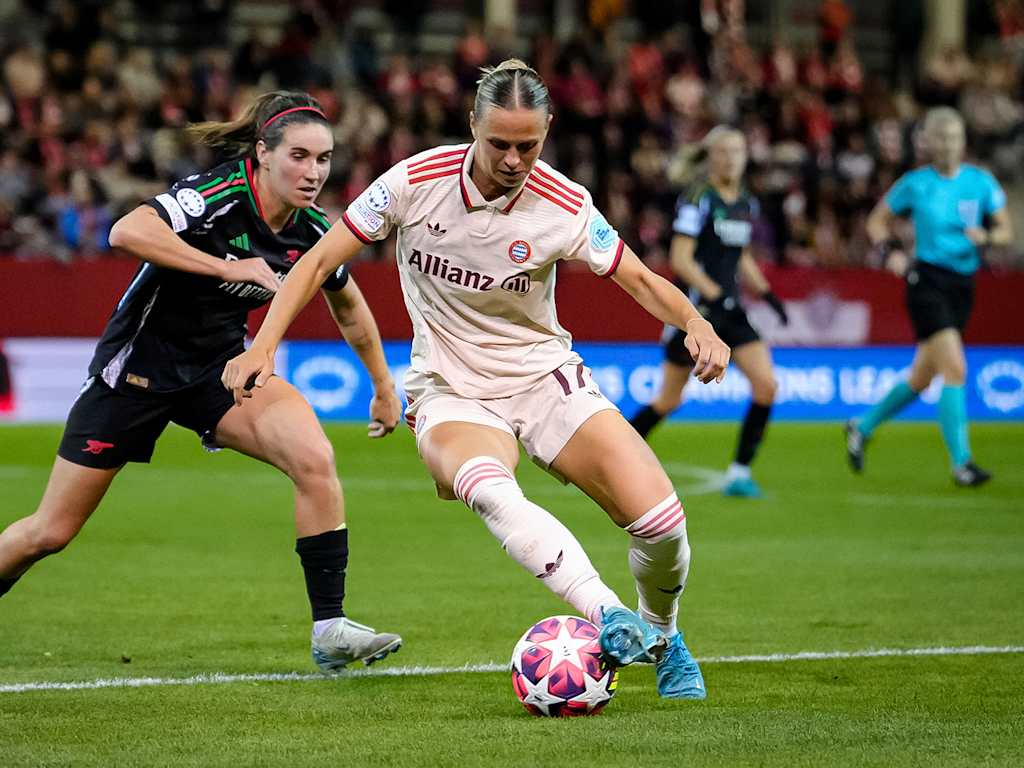 Klara Bühl im Duell mit Arsenals Mariona Caldentey.