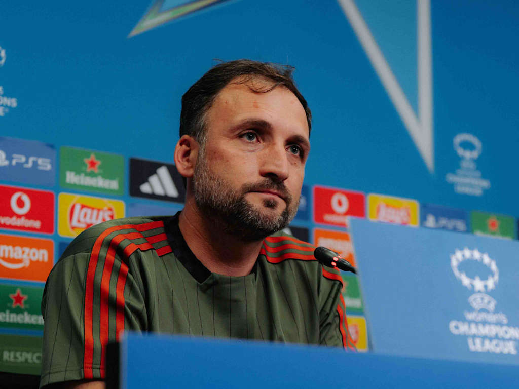 José Barcala während einer Pressekonferenz der FC Bayern Frauen vor einem Champions League-Spiel.