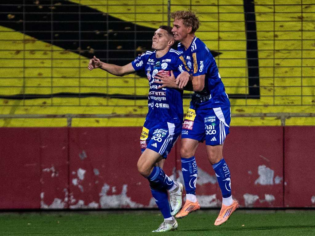 Maximilian Hennig feiert ein Tor gemeinsam mit Teamkollege Elias Havel.