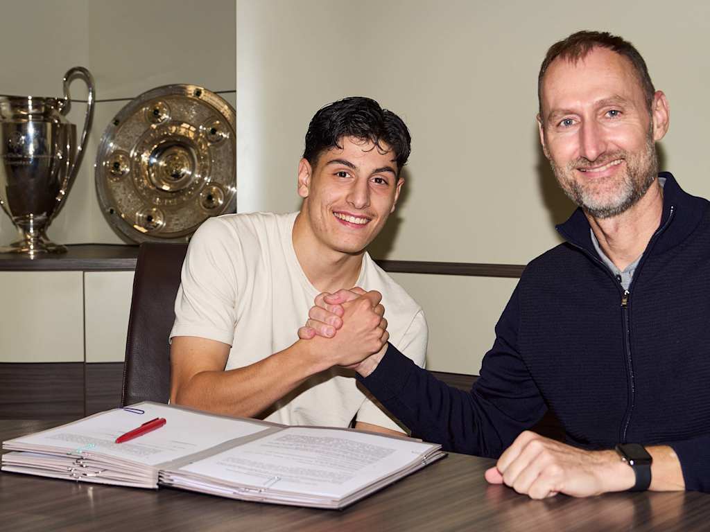 Deniz Ofli (li.) und Jochen Sauer (re.) geben sich ein Handschlag.
