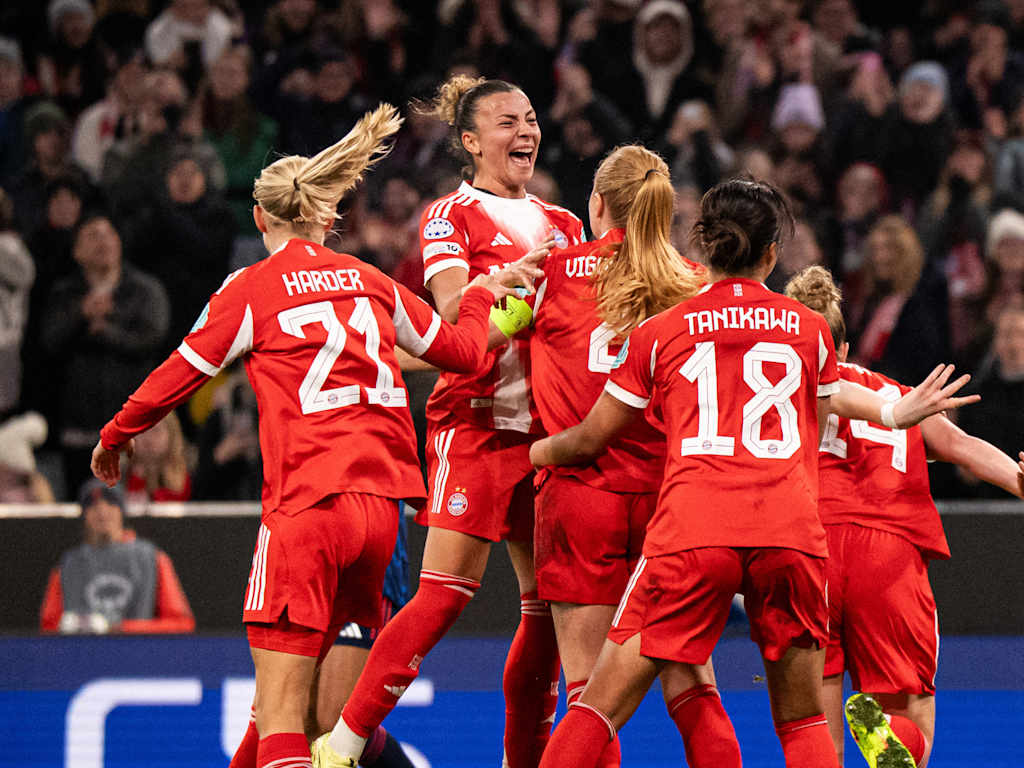 Die FC Bayern Frauen bejubeln den Sieg über Arsenal.