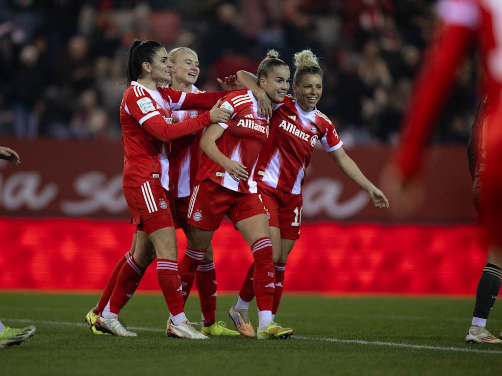 Die Spielerinnen der FCB-Frauen jubeln nach einem Tor gegen Union Berlin