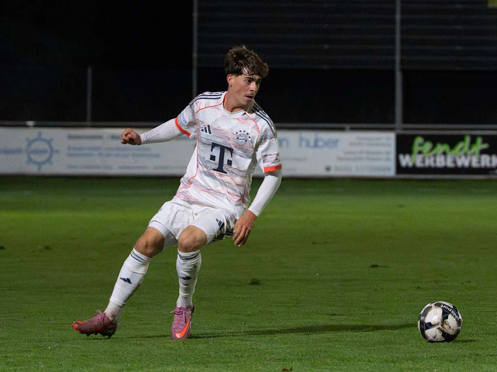 Maximilian Schuhbauer führt den Ball am Fuß.