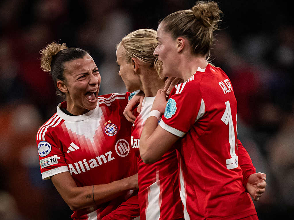 Arianna Caruso, Pernille Harder und Alara jubeln zusammen während des Heimspiels der FC Bayern Frauen in der UEFA Women’s Champions League gegen den FC Arsenal