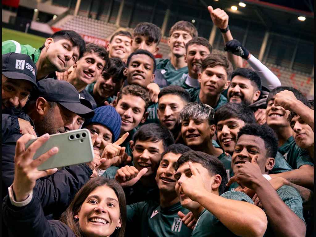 Das Siegerteam steht eng zusammen und macht ein Jubelselfie