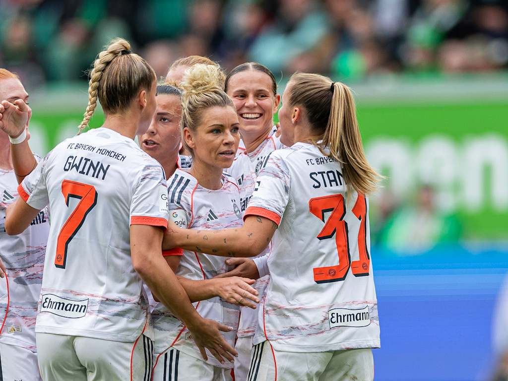 Die FC Bayern Frauen bejubeln den Sieg in Wolfsburg.
