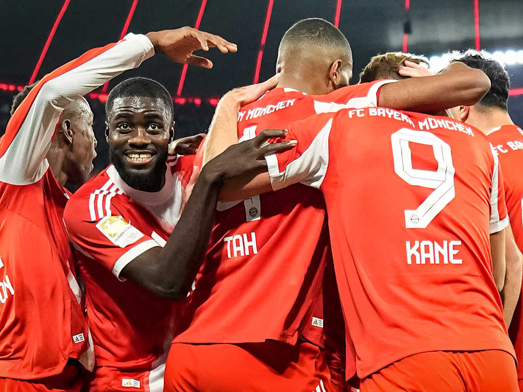 Dayot Upamecano und seine Teamkollegen bejubeln das 1:0 während des Bundesliga-Heimspiels des FC Bayern gegen Borussia Dortmund