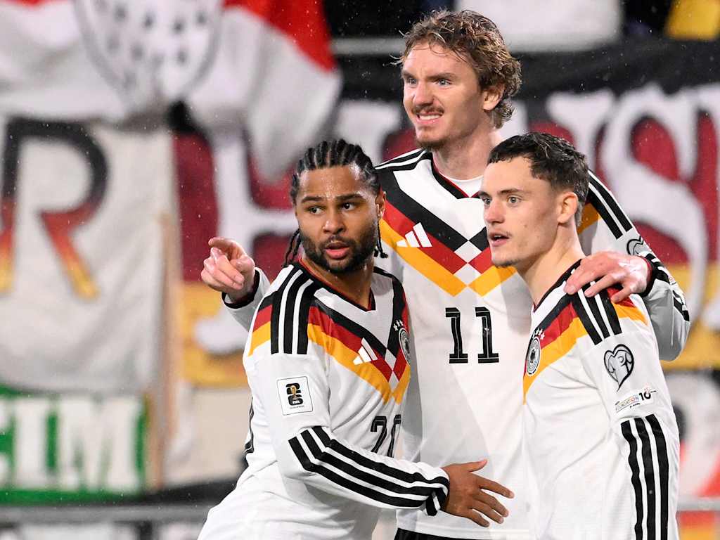 Serge Gnabry jubelt mit Nick Woltemade und Florian Wirtz beim DFB-Sieg in Luxemburg