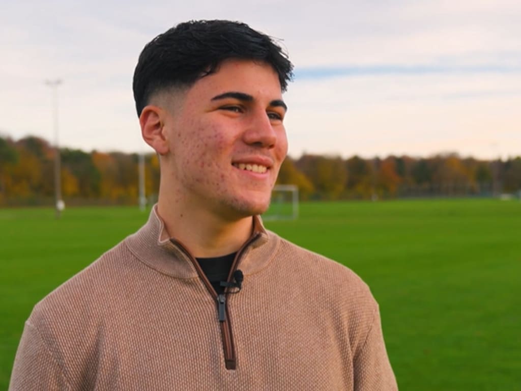 Felipe Chavez steht auf einem Trainingsplatz in Augsburg.