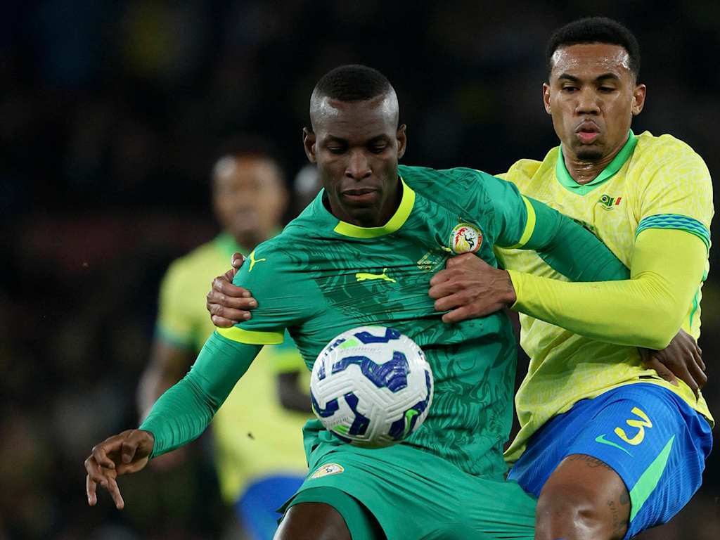 Nicolas Jackson führt einen Zweikampf im Spiel zwischen Senegal und Brasilien.