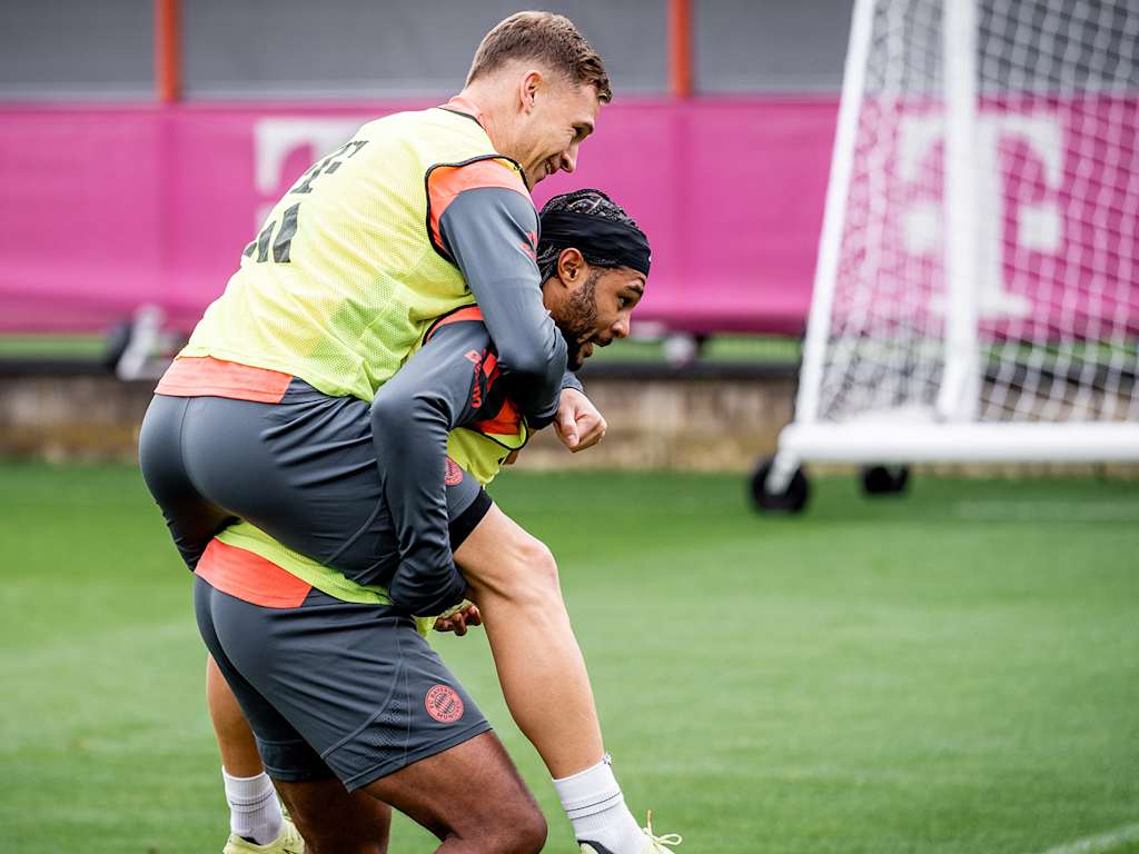 Hier geht es zum Video mit den besten Szenen des FC Bayern Trainings im Oktober 2025