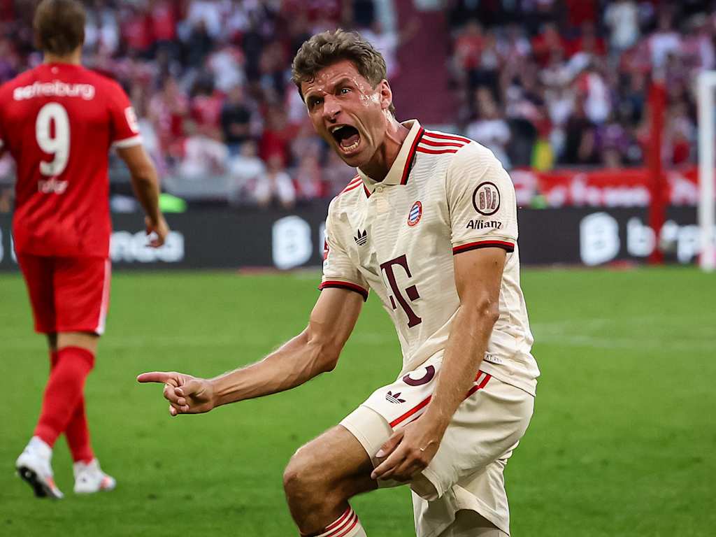 Thomas Müller celebrates a goal in the match against Freiburg