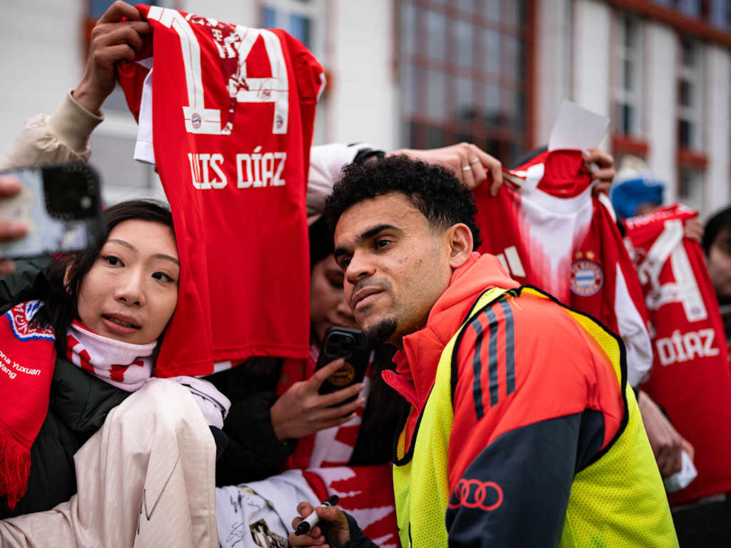 Luis Díaz signing autographs at FC Bayern's open training.