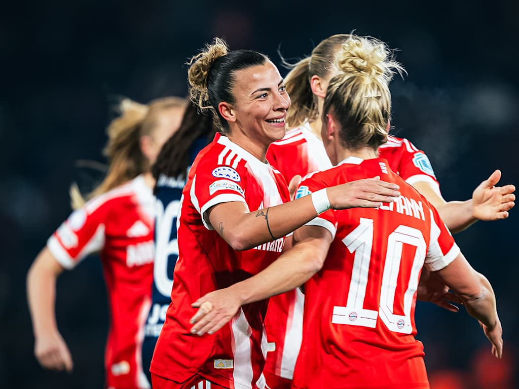 Arianna Caruso und Linda Dallmann jubeln während des Gastspiels der FC Bayern Frauen in der UEFA Women’s Champions League bei Paris Saint-Germain