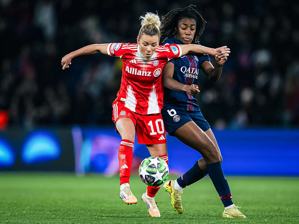 Linda Dallmann im Zweikampf während des Gastspiels der FC Bayern Frauen in der UEFA Women’s Champions League bei Paris Saint-Germain