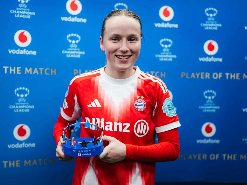 Franziska Kett hält die Trophäe der "Spielerin des Spiels" in die Kamera