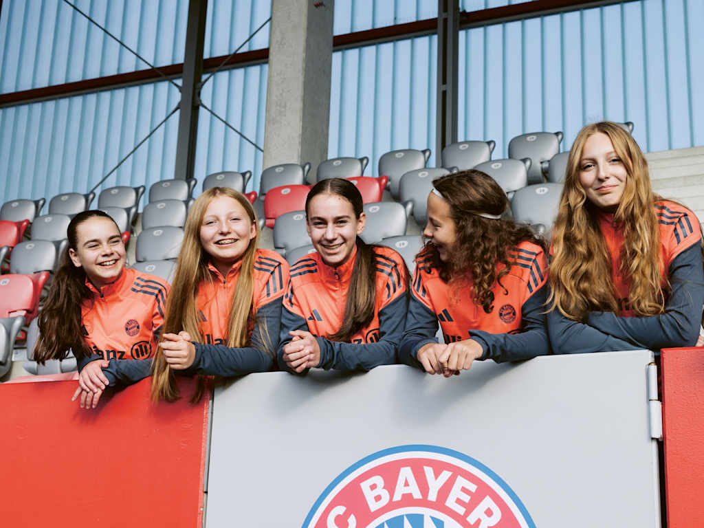 Drei Geschwisterpaaren auf der Tribüne der Spielstätte am FC Bayern Campus.