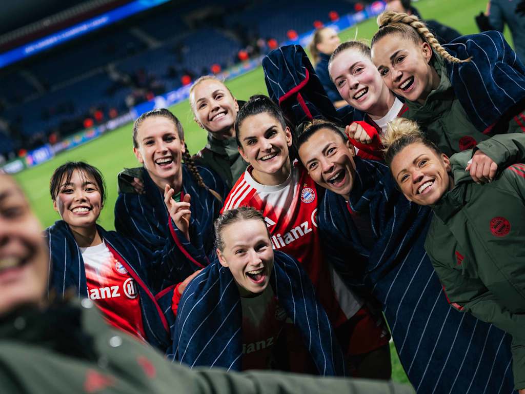 Die FC Bayern Frauen machen ein Selfie nach dem Sieg gegen Paris.