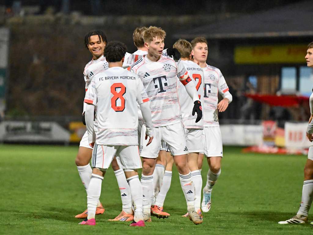 Die FC Bayern Amateure bejubeln einen Treffer.