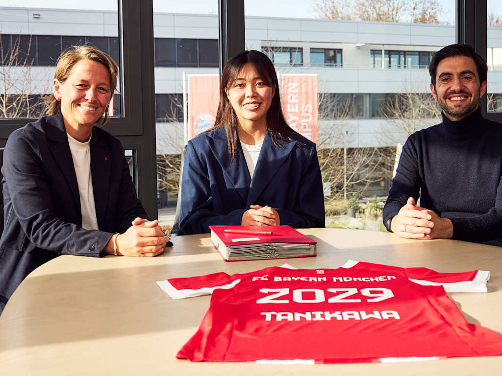 Momoko Tanikawa gemeinsam mit Bianca Rech (Direktorin Frauenfussball) und Francisco De Sá Fardilha (Technischer Direktor)