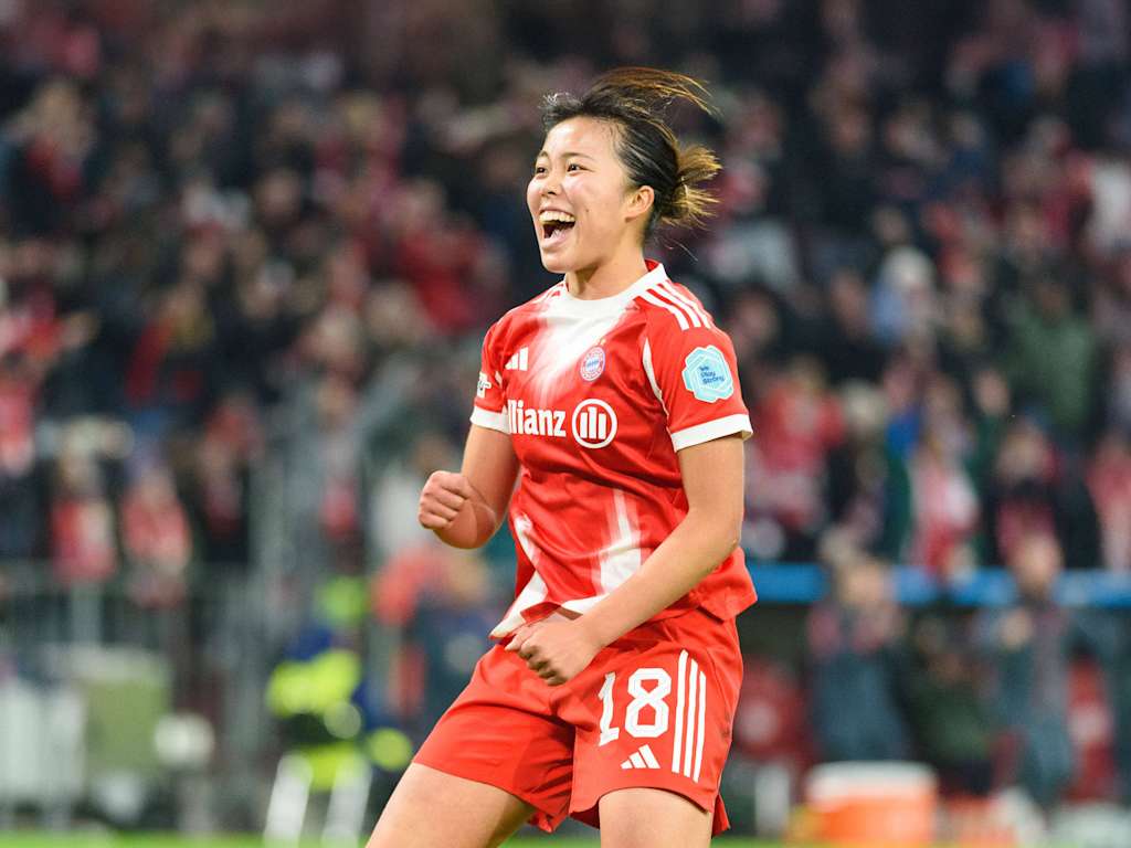 Momoko Tanikawa springt beim Jubeln in die Luft.