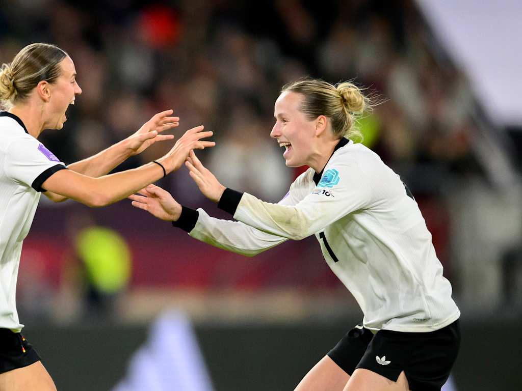 Klara Bühl und Franziska Kett bejubeln ein Tor im Dress der deutschen Nationalmannschaft.
