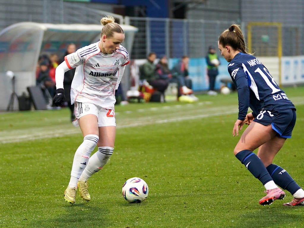 Franziska Kett im Duell mit Hoffenheims Armpooter.