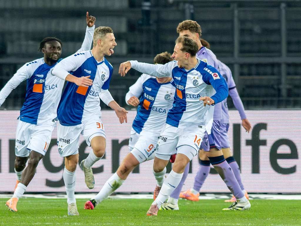 Lovro Zvonarek feiert mit seinen Teamkollegen das Tor.