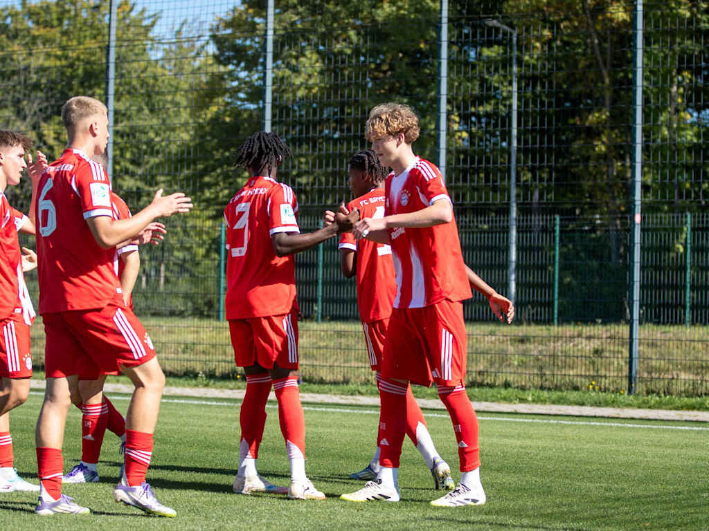 Die FC Bayern U17 bejubelt einen Treffer.