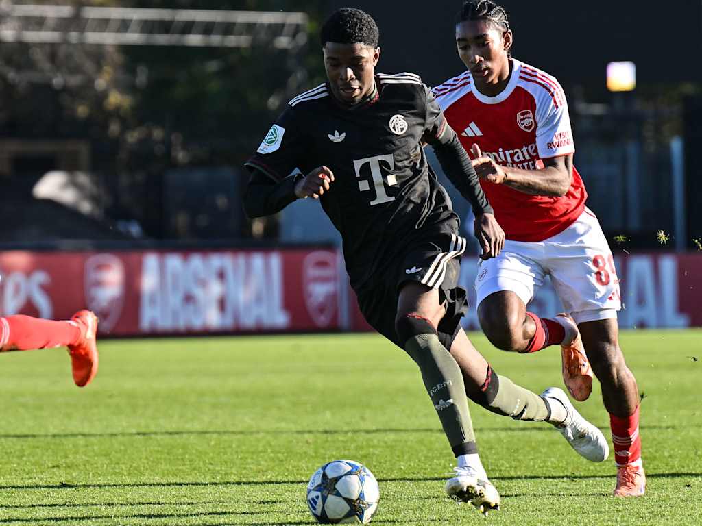 Allen Junior Lambe führt den Ball am Fuß im Spiel gegen den FC Arsenal.