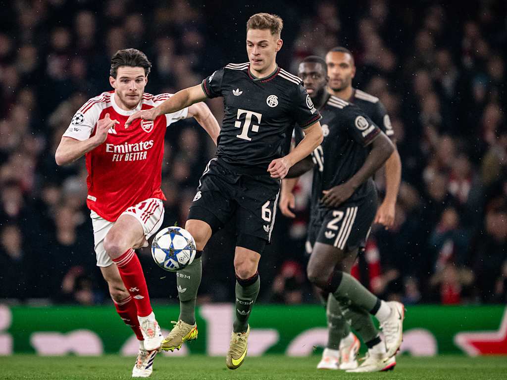 Joshua Kimmich im Zweikampf mit Declan Rice im Spiel des FC Bayern bei Arsenal