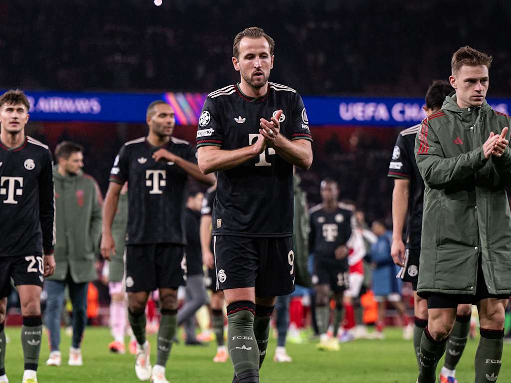 Spieler des FC Bayern klatschen nach dem Spiel bei Arsenal zur Fankuve