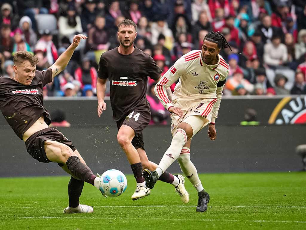 Michael Olise beim Torschuss im Bundesliga-Spiel gegen den FC St. Pauli