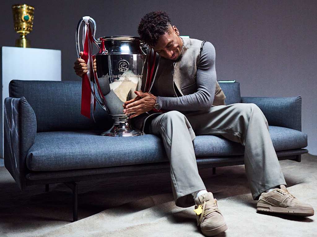 Kingsley Coman kuschelt sich an den Champions League-Pokal