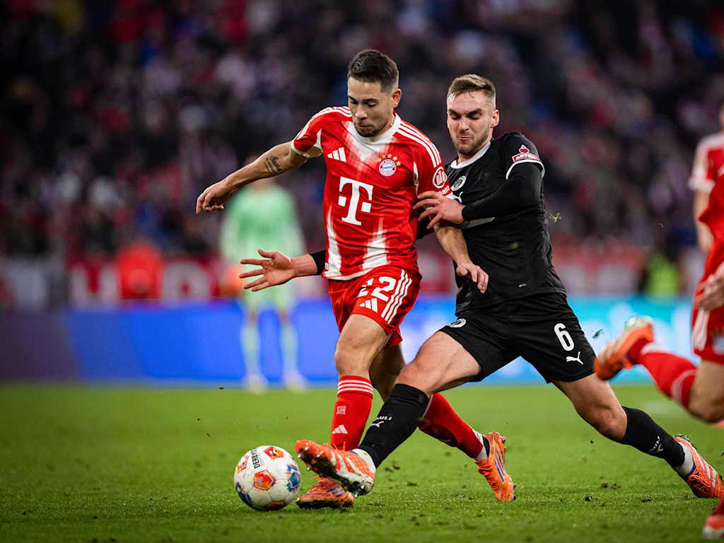 Raphael Guerreiro dribbelt mit dem Ball im Bundesliga-Heimspiel des FC Bayern gegen den FC St. Pauli.