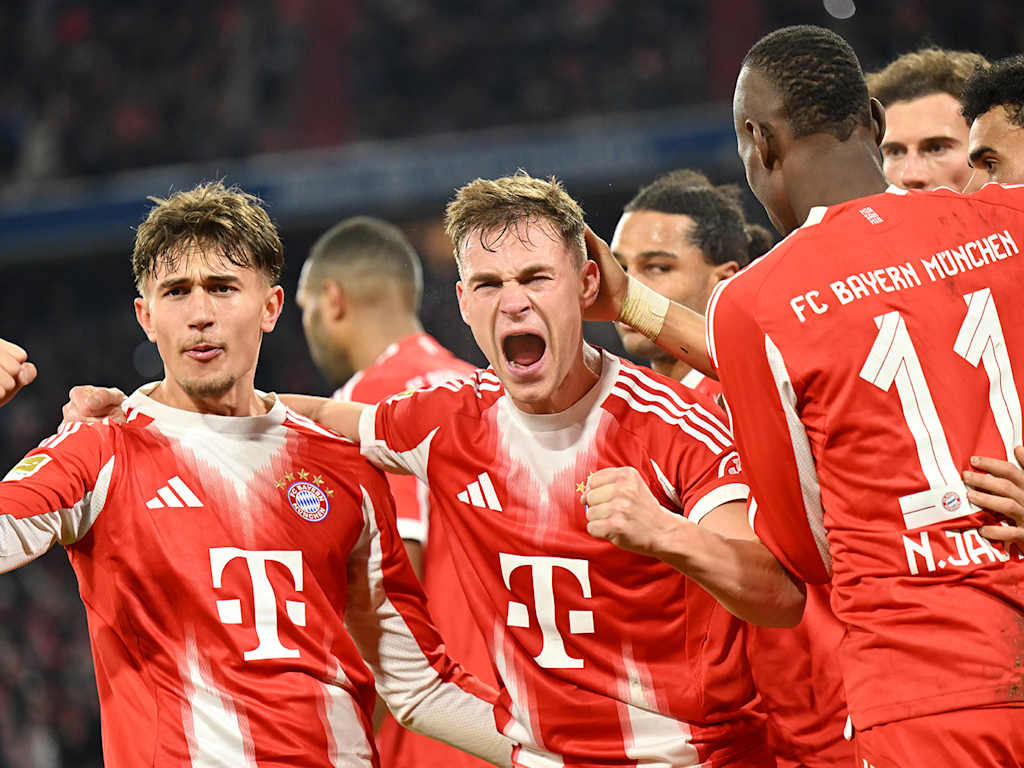 Spieler des FC Bayern bejubeln das Tor zum 2:1 im Bundesliga-Heimspiel gegen den FC St. Pauli.