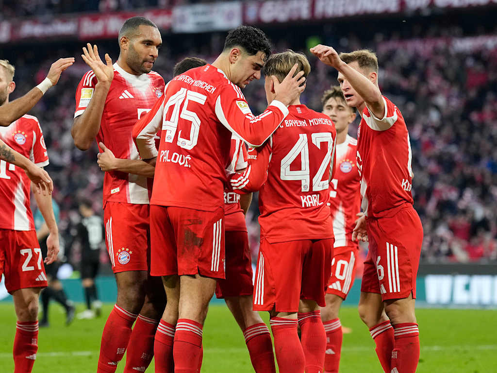 Spieler des FC Bayern bejubeln ein Tor im Bundesliga-Spiel gegen den FC St. Pauli.