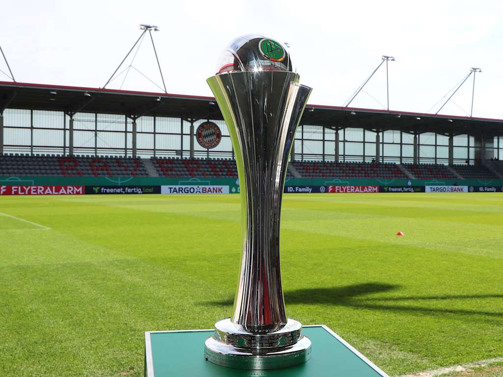Der DFB-Pokal der Frauen im FC Bayern Campus.