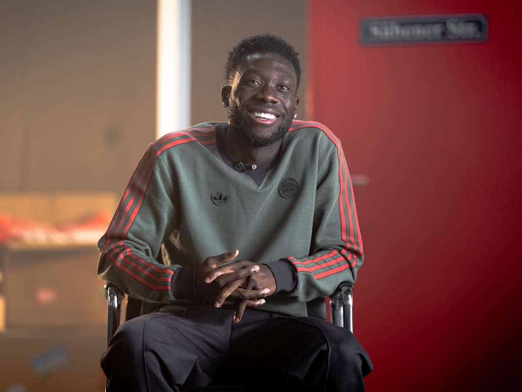 Alphonso Davies sits in a TV studio for his interview for the documentary "Alphonso Davies - Doors of life"