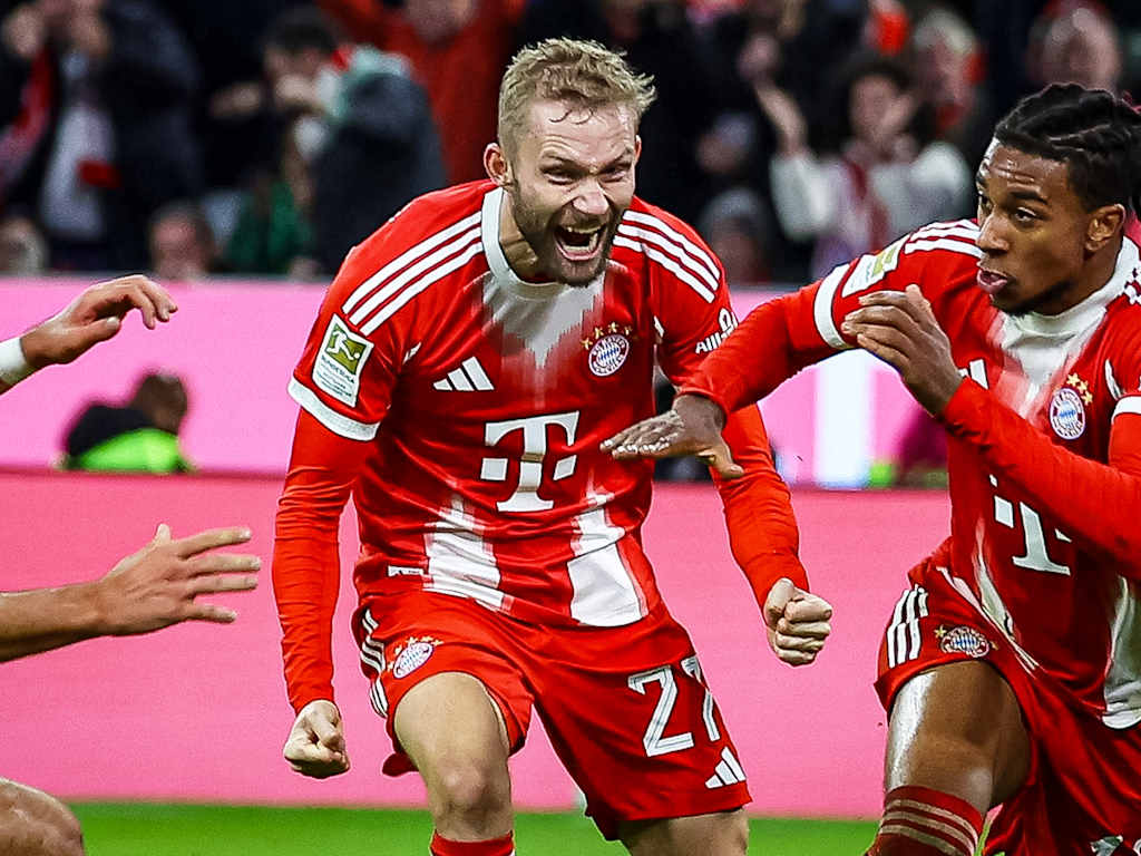 Konrad Laimer jubelt mit Michael Olise während des Heimspiels des FC Bayern in der Bundesliga gegen Borussia Dortmund