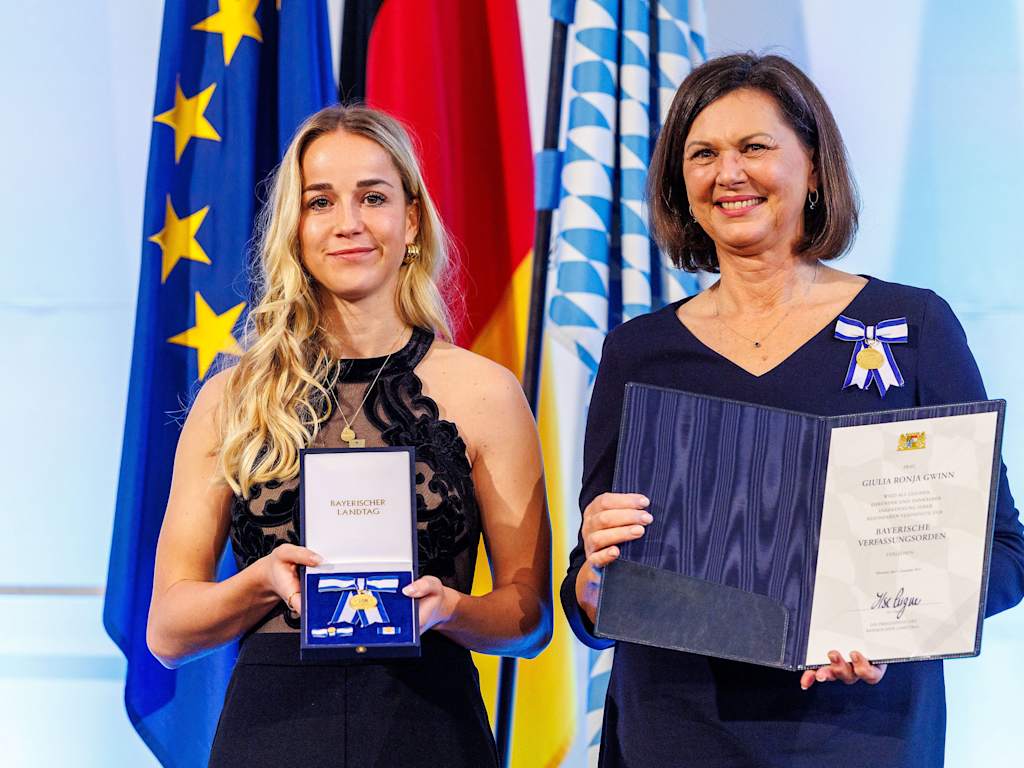 Giulia Gwinn präsentiert ihren Orden gemeinsam mit Landtagspräsidentin Ilse Aigner.