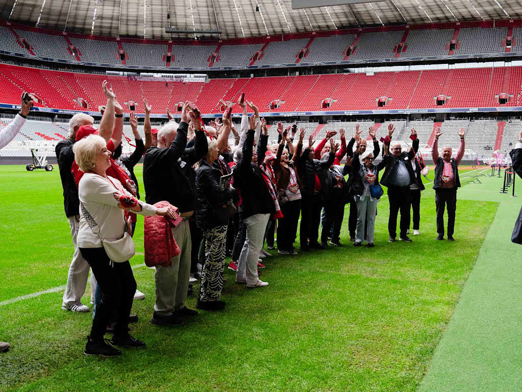 Fans des FC Bayern machen am Spielfeldrand der Allianz Arena eine Laola-Welle