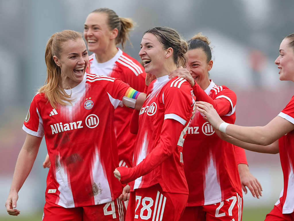Barbara Dunst bejubelt ihren Treffer im DFB-Pokal-Duell gegen Ingolstadt.