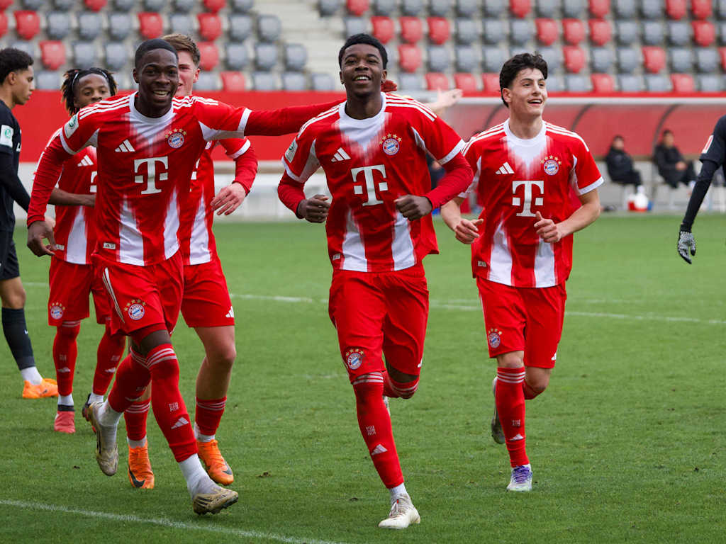 Allen Junior Lambe bejubelt mit seinen Teamkollegen seinen Treffer.